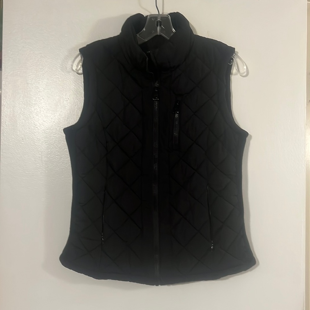 Andrew Marc black quilted zip front vest with zip pockets